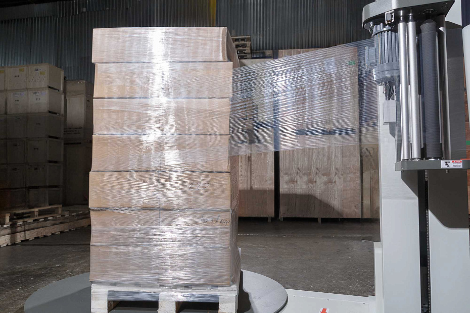 Паллетоупаковщик Hualian Machinery HL-1500 Эко с моторизированной кареткой с престрейчем