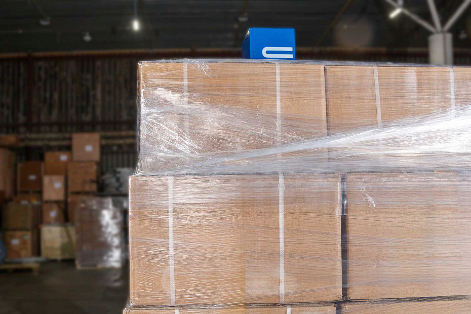 Паллетоупаковщик Hualian Machinery HL-1650F с E-платформой Про (с моторизированной кареткой с престрейчем)