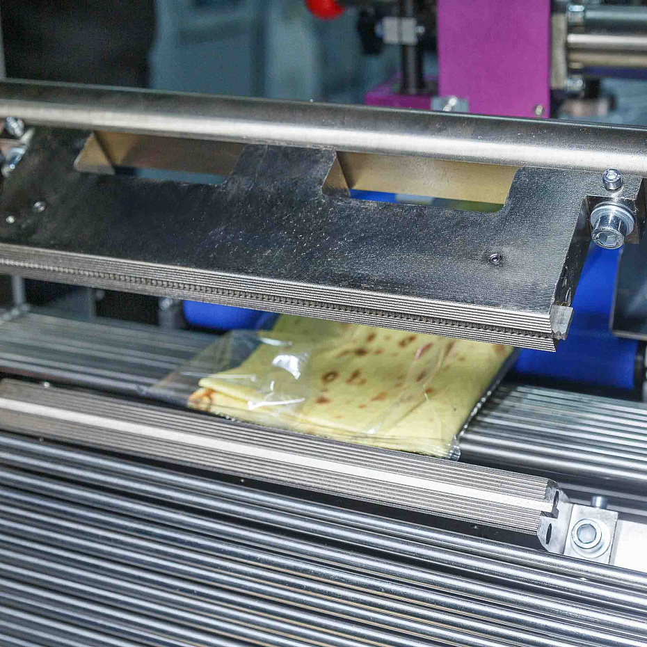 Горизонтальная упаковочная машина Hualian Machinery DXDZ-600XD (лент. 250 мм, рег.форм., S 400, L 180-500, H-120, трансп.попереч.запайки)