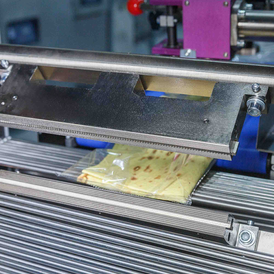 Горизонтальная упаковочная машина Hualian Machinery DXDZ-600XD (лент. 250 мм, рег.форм., S 400, L 180-500, H-120)
