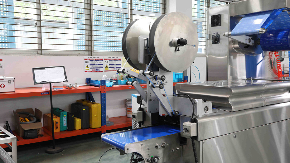 Автоматическая термоформовочная машина Hualian Machinery HVR-420A (220*76.8*50 мм; 300*76.8*50 мм; вод.охл., газ., этикетировщик)