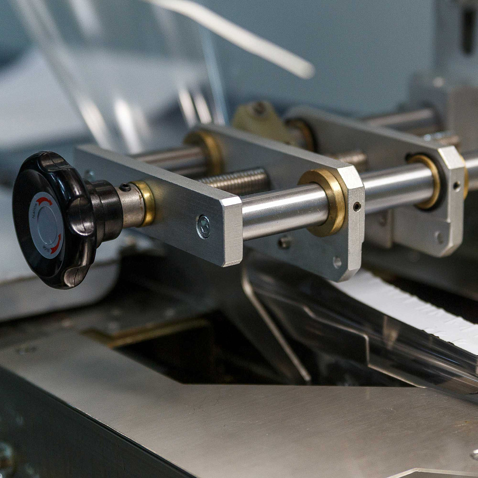 Горизонтальная упаковочная машина Hualian Machinery DXDZ-250B (нерж, сенсорная панель)