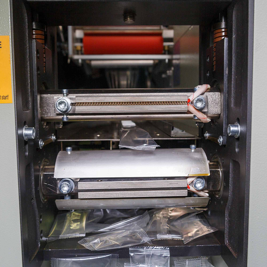Горизонтальная упаковочная машина Hualian Machinery DXDZ-250B (нерж, сенсорная панель)