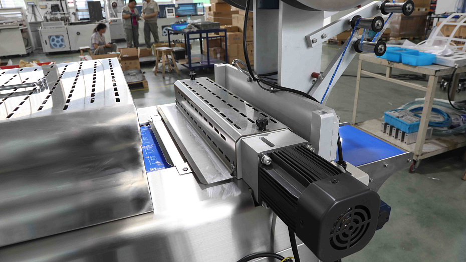 Автоматическая термоформовочная машина Hualian Machinery HVR-420A (220*76.8*50 мм; 300*76.8*50 мм; вод.охл., газ., этикетировщик)