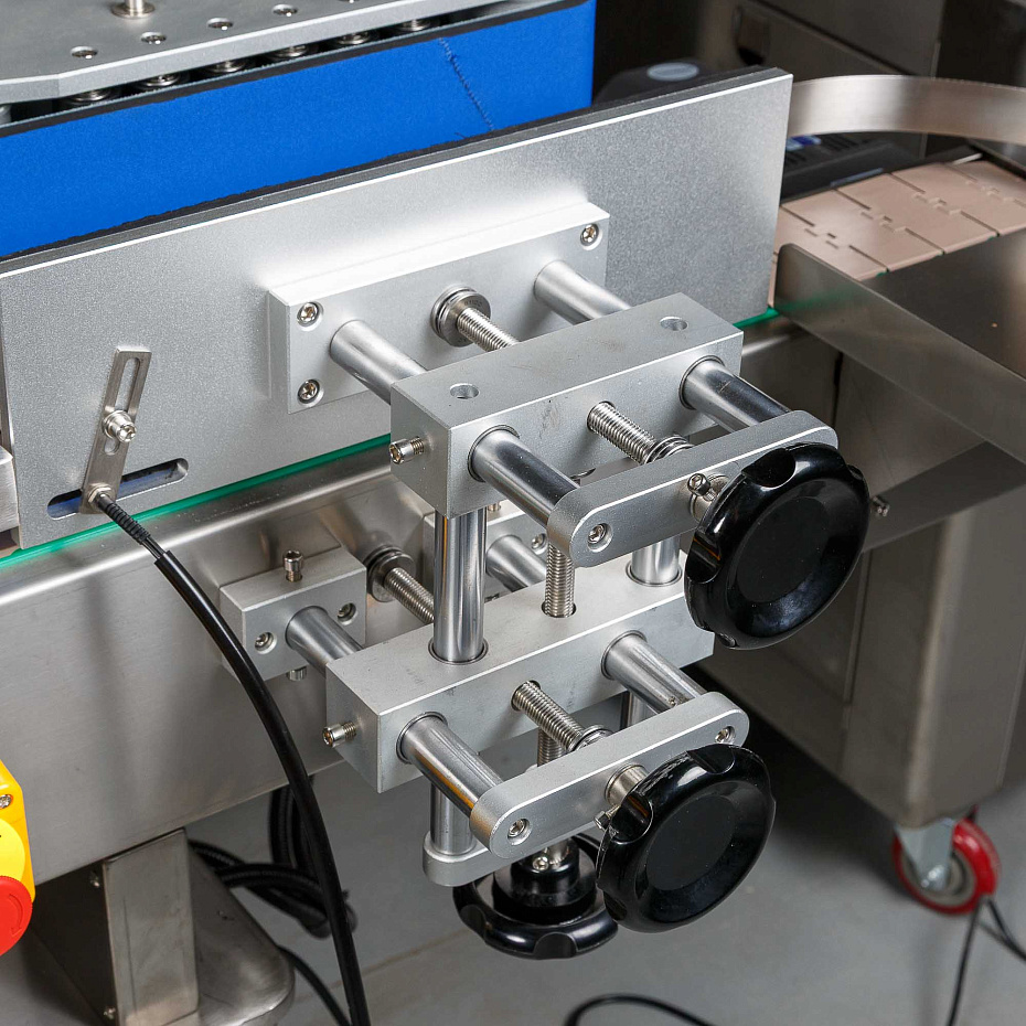 Напольный автоматический этикетировщик для круглой тары с датером Hualian Machinery HLMT-200D Эко