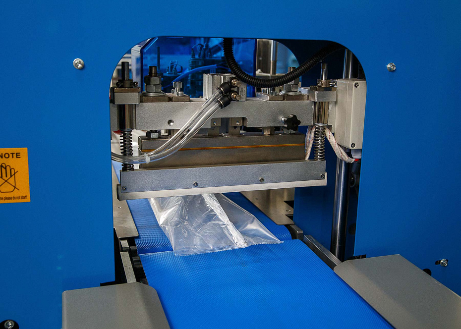 Горизонтальная упаковочная машина Hualian Machinery DXDZ-450XV (нерж.) с вакуумом (3 сервопривода, насос 100 м3/ч, лент. 200 мм, мин. пакет Д-130 мм, макс. В-100 мм)