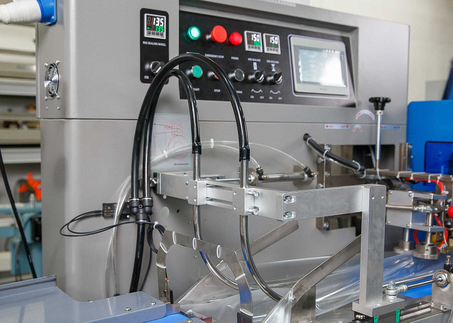 Горизонтальная упаковочная машина Hualian Machinery DXDZ-450XV (нерж.) с вакуумом (3 сервопривода, насос 100 м3/ч, лент. 200 мм, мин. пакет Д-130 мм, макс. В-100 мм)