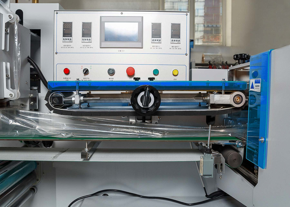 Горизонтальная упаковочная машина Hualian Machinery DXDZ-590B/180 для ПОФ (3 сервопривода, лент - 200 мм, пакет Д. 150-1000 мм, пакет Ш. 30-180 мм, В. 30-105 мм)