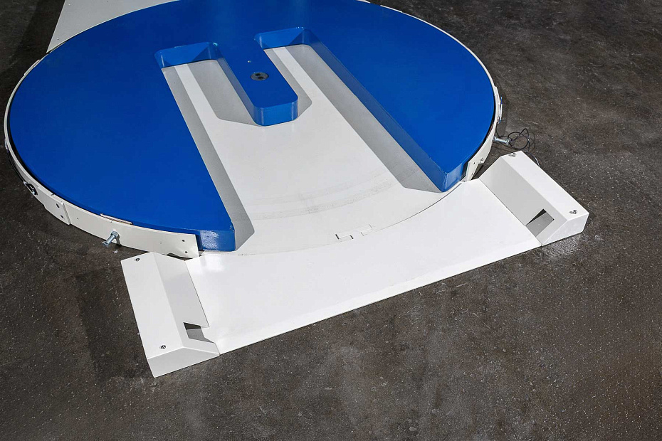 Паллетоупаковщик Hualian Machinery HL-1650F с E-платформой Про (с моторизированной кареткой с престрейчем)
